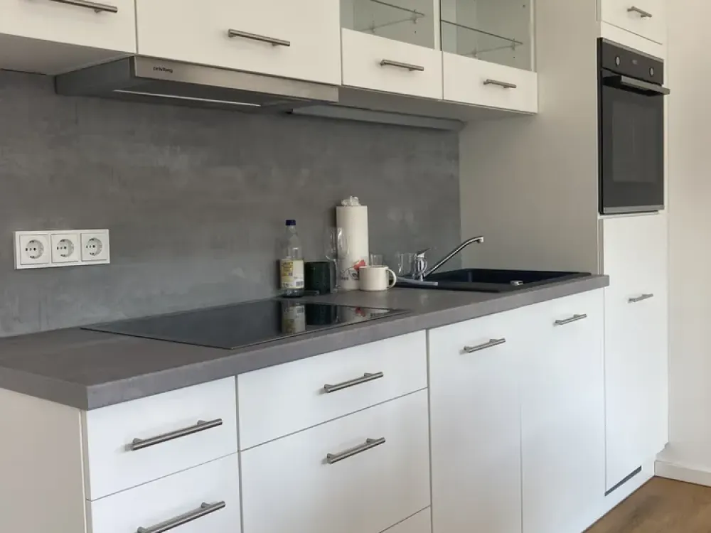 Moderne 2 Zimmer-Wohnung mit Einbauküche und Balkon in bester Lage zu vermieten.