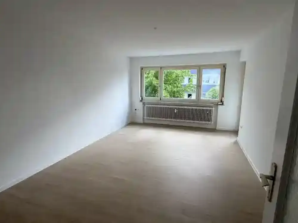 Teilsanierte 3-Zimmer-Wohnung mit Balkon in Schönaich