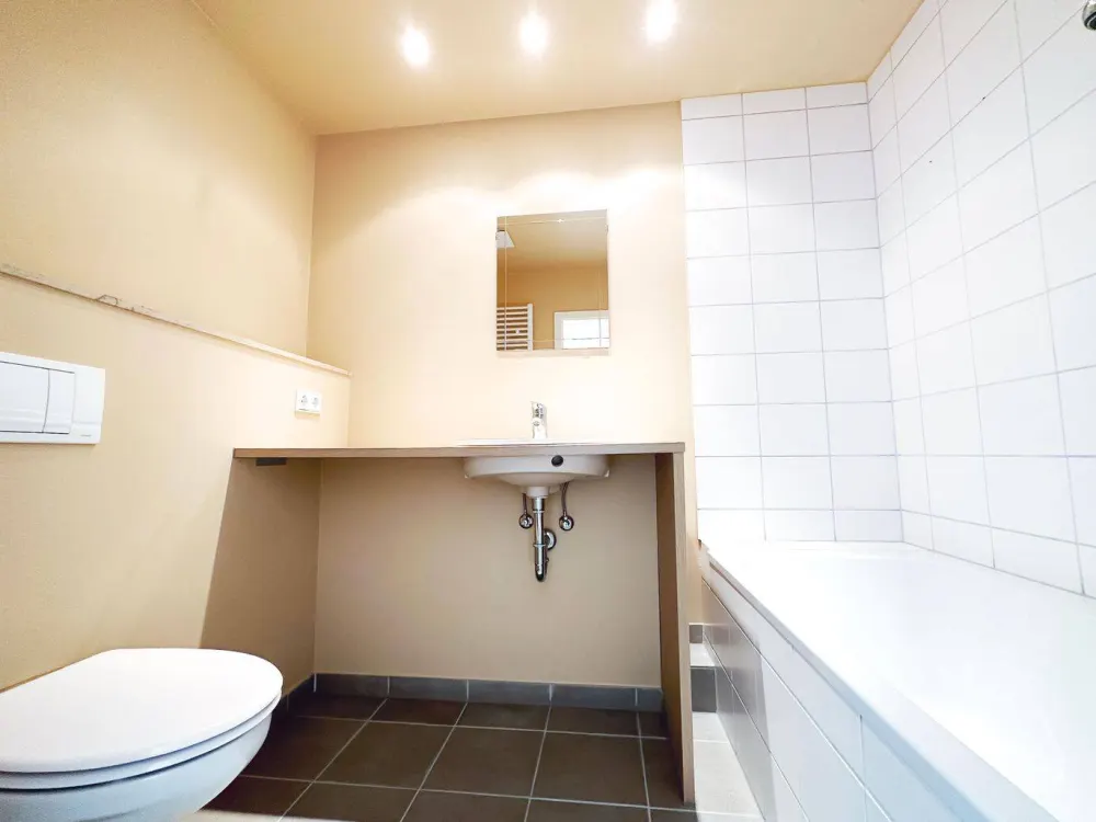 Neustadt! Sehr helles modernes Apartment mit Badewanne und Küche