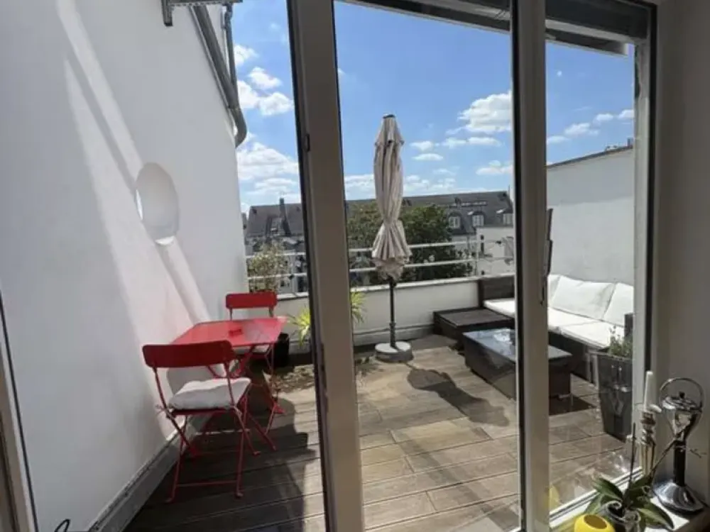 Lichtdurchflutete Maisonette-Wohnung mit großer Terrasse zur Zwischenmiete