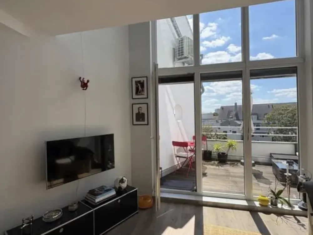 Lichtdurchflutete Maisonette-Wohnung mit großer Terrasse zur Zwischenmiete