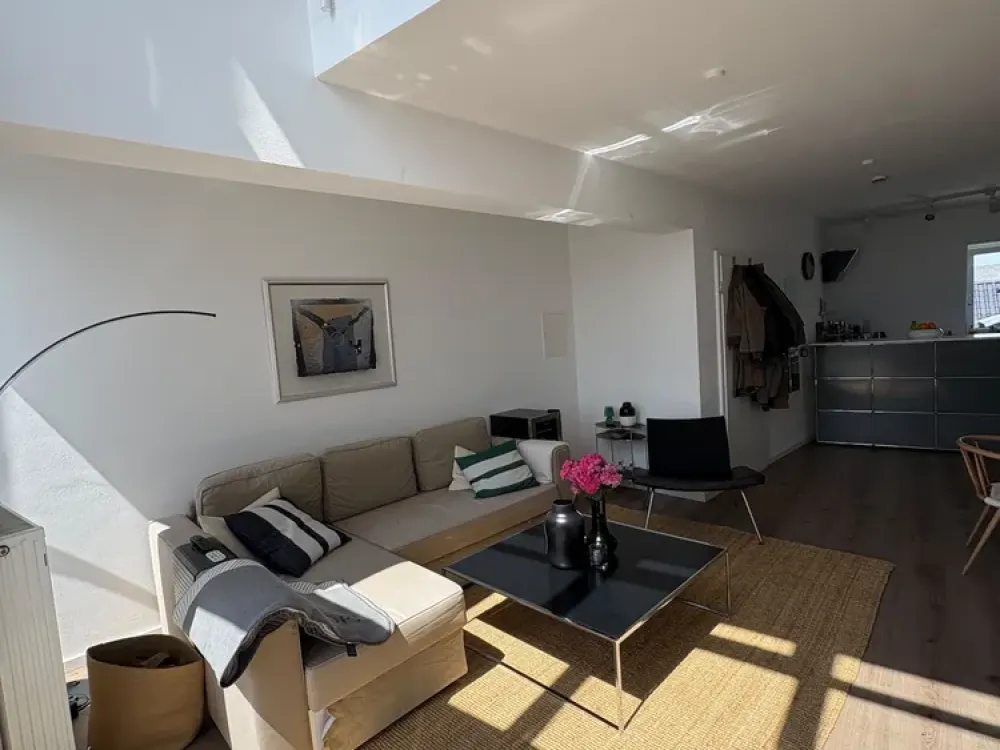 Lichtdurchflutete Maisonette-Wohnung mit großer Terrasse zur Zwischenmiete