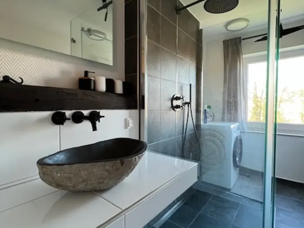 Exklusive 3-Raum-Desiger Wohnung mit gehobener Ausstattung und Einbauküche - Leverkusen Rheindorf