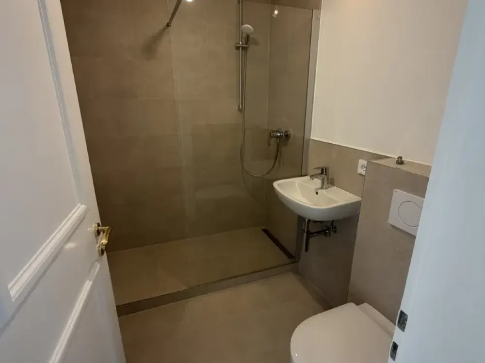 Erstbezug nach umfassender Sanierung, hochwertige 2-Zimmer-Wohnung mit zwei Balkonen in Nymphenburg