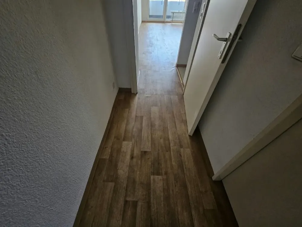 Bezugsfertig ab Oktober: frisch renovierte 1-Zimmer-Wohnung mit Balkon & Küchenzeile im Stadtzentrum
