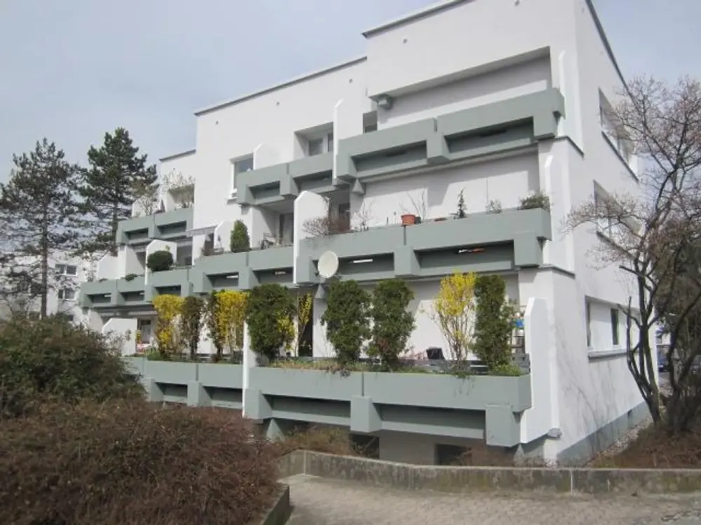 Ihr Zuhause in Top Lage, renovierte 2,5-Zimmer-Wohnung mit großem Sonnenbalkon
