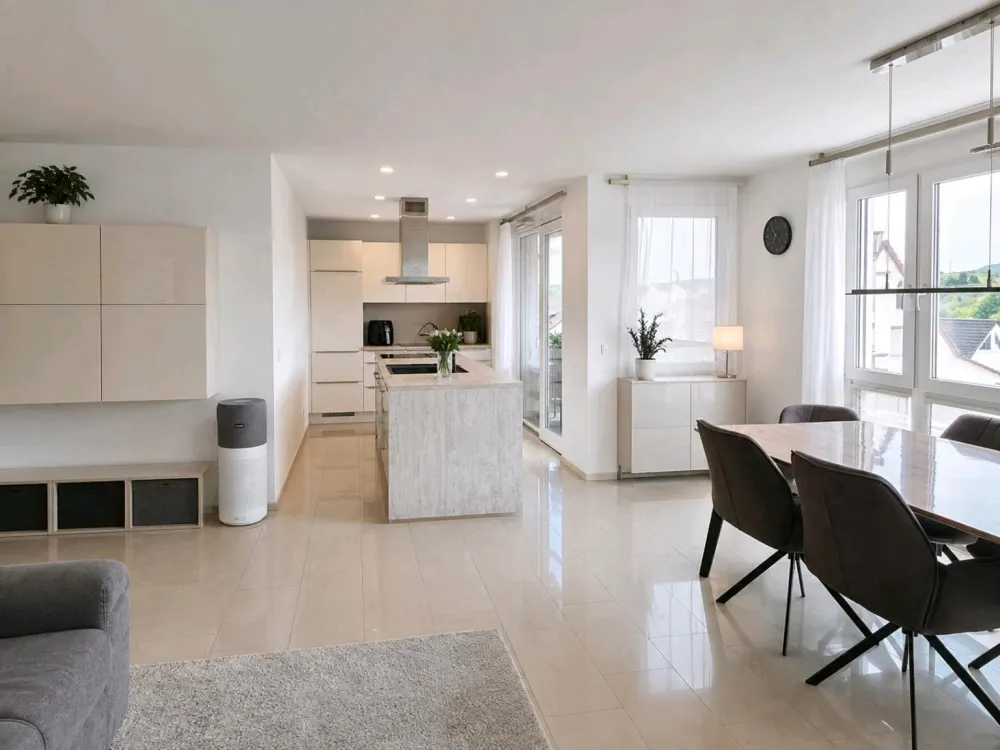 Helle 4-Zimmer-Wohnung mit Balkon, Garage&Stellplatz in NT-Zizis