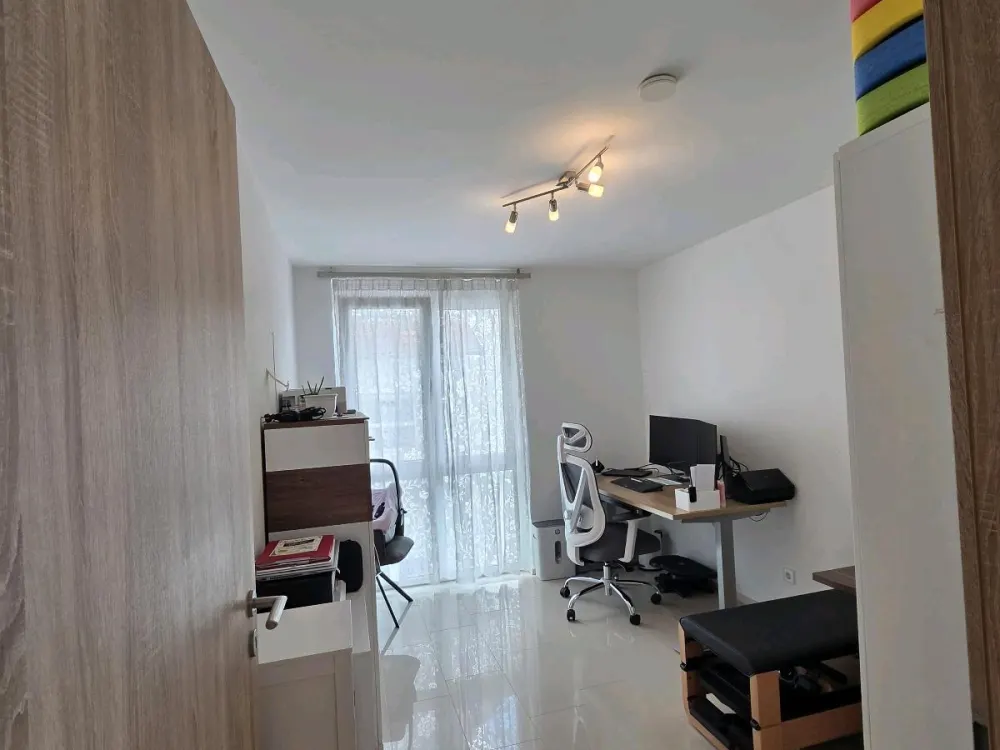 Helle 4-Zimmer-Wohnung mit Balkon, Garage&Stellplatz in NT-Zizis