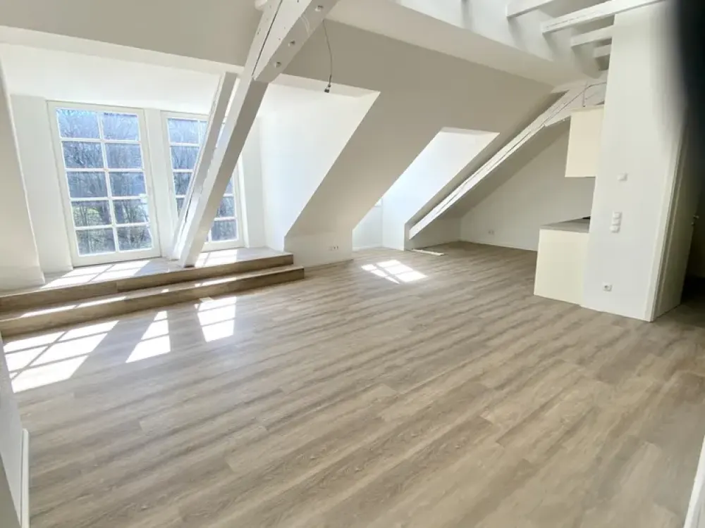 Außergewöhnliche 1-Zimmerwohnung im Dachgeschoss - Fahrstuhl vorhanden frei ab 01.12.2026