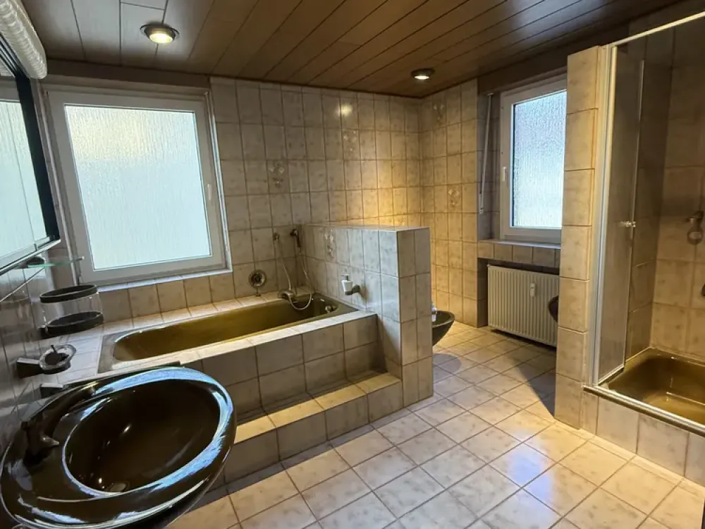 Großzügige 3-Zimmer-Wohnung im 1. OG eines freistehenden Hauses mit Stadtvilla-Charakter