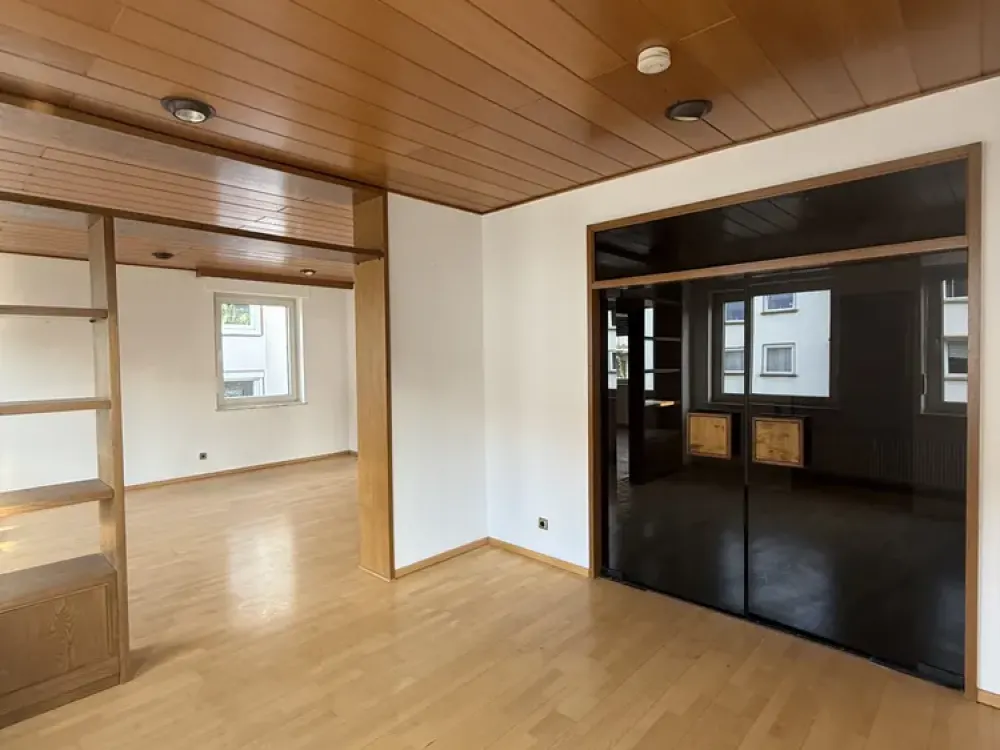 Großzügige 3-Zimmer-Wohnung im 1. OG eines freistehenden Hauses mit Stadtvilla-Charakter