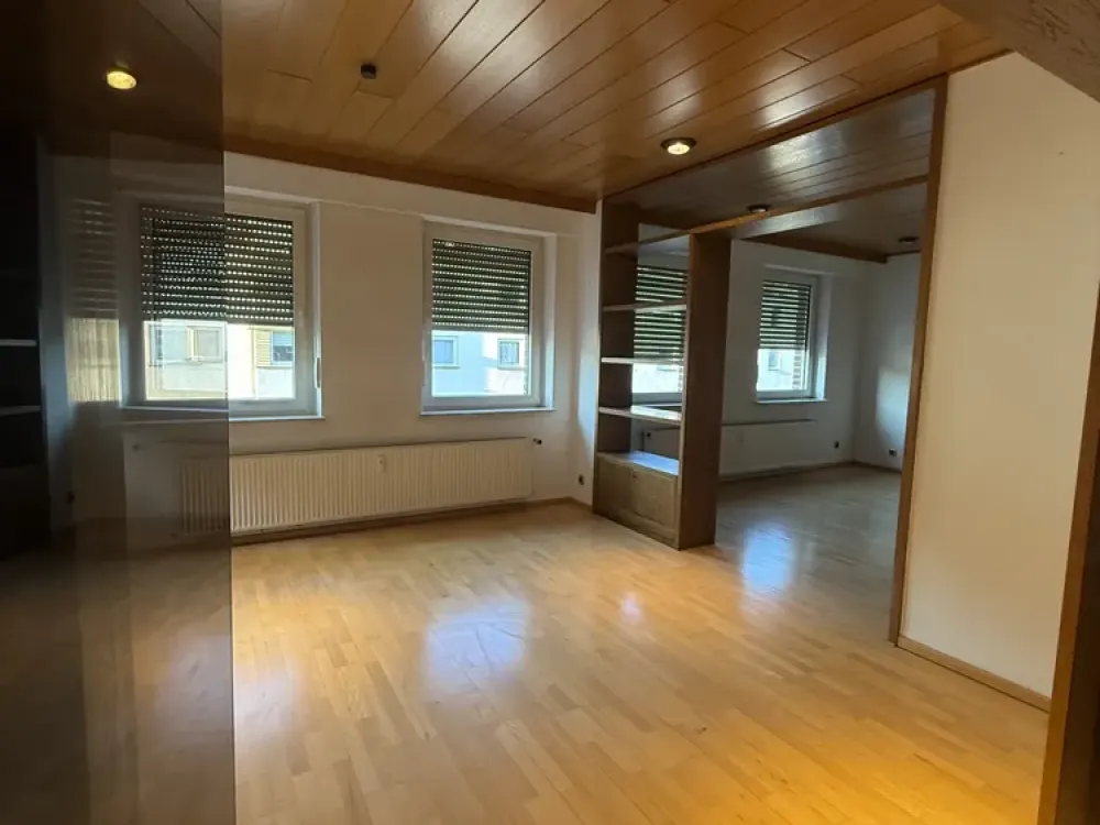 Großzügige 3-Zimmer-Wohnung im 1. OG eines freistehenden Hauses mit Stadtvilla-Charakter