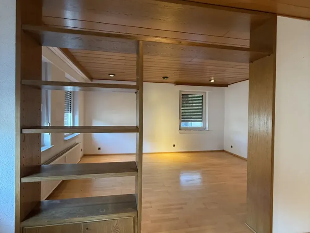 Großzügige 3-Zimmer-Wohnung im 1. OG eines freistehenden Hauses mit Stadtvilla-Charakter