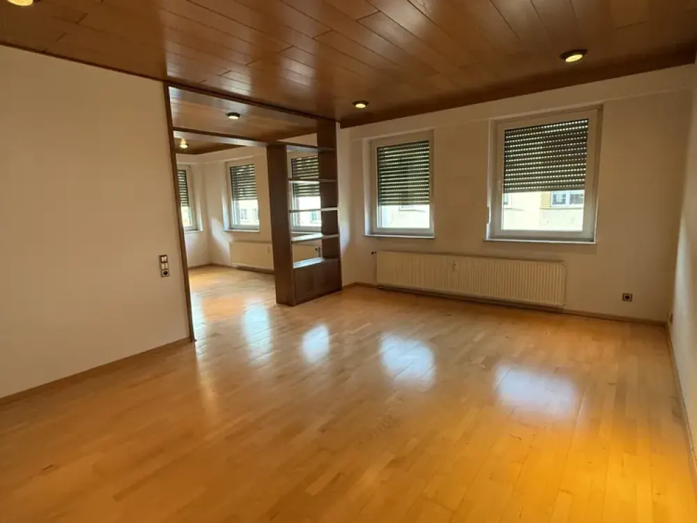 Großzügige 3-Zimmer-Wohnung im 1. OG eines freistehenden Hauses mit Stadtvilla-Charakter