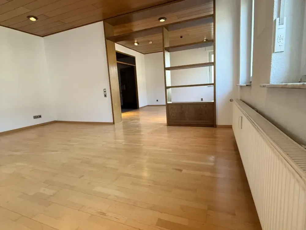 Großzügige 3-Zimmer-Wohnung im 1. OG eines freistehenden Hauses mit Stadtvilla-Charakter