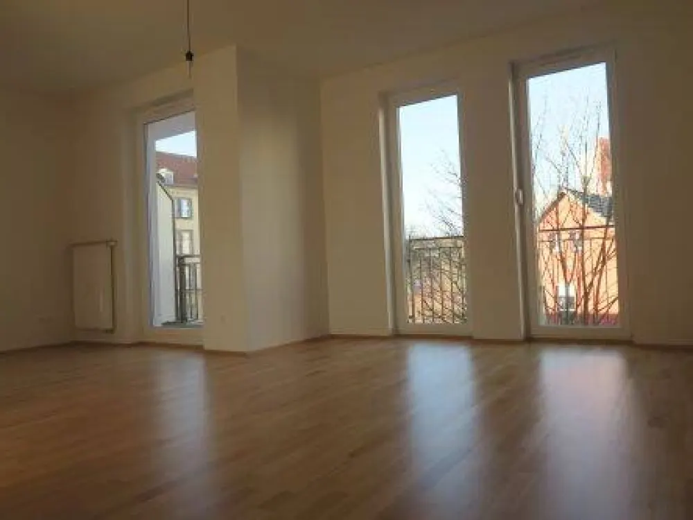 APARTMENT mit Parkettboden, Bodentiefe Dusche, Einbauküche + Balkon!