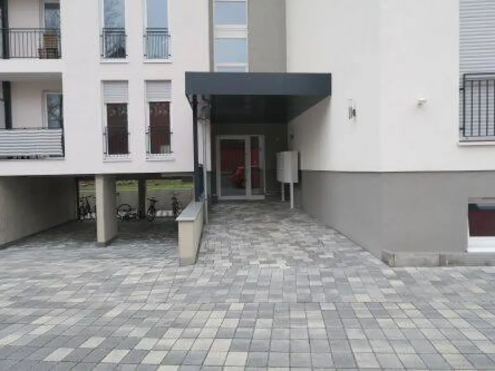 APARTMENT mit Parkettboden, Bodentiefe Dusche, Einbauküche + Balkon!