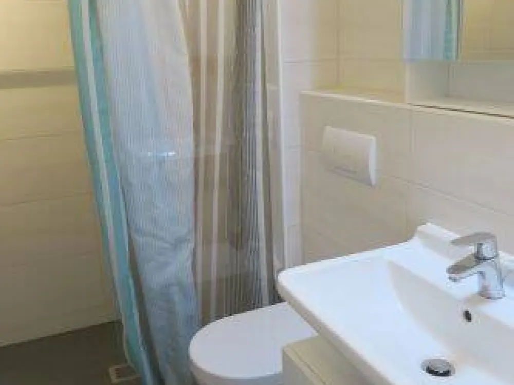 APARTMENT mit Parkettboden, Bodentiefe Dusche, Einbauküche + Balkon!