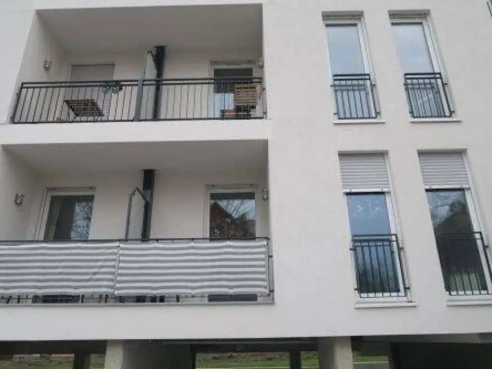APARTMENT mit Parkettboden, Bodentiefe Dusche, Einbauküche + Balkon!