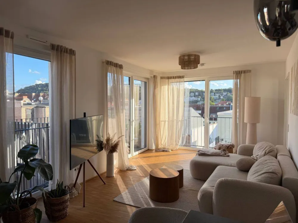 Living with a Feel-Good Factor: Bright 3-Room Apartment with Balcony and Fitted Kitchen