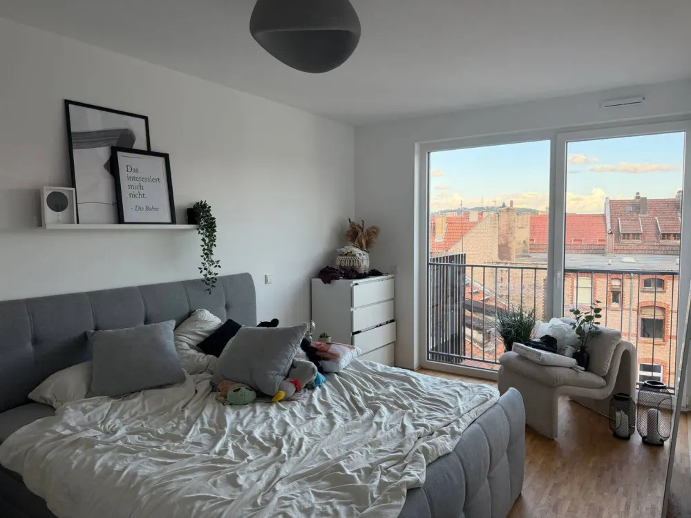 Living with a Feel-Good Factor: Bright 3-Room Apartment with Balcony and Fitted Kitchen