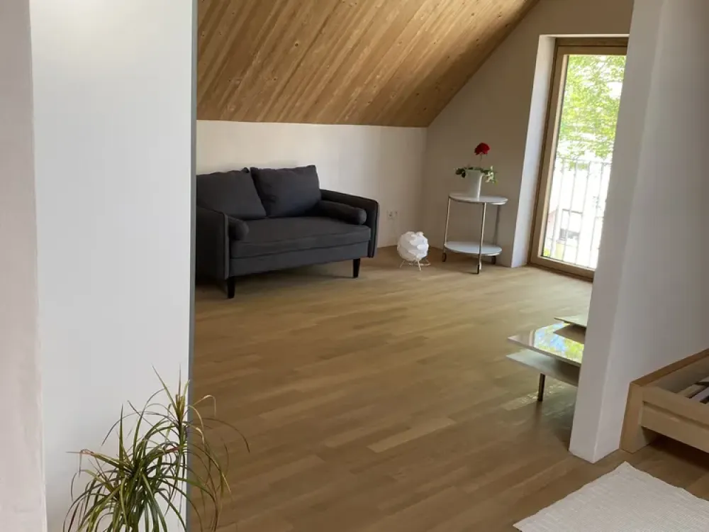 Lichtdurchflutete Maisonette-Wohnung - Möblierung möglich