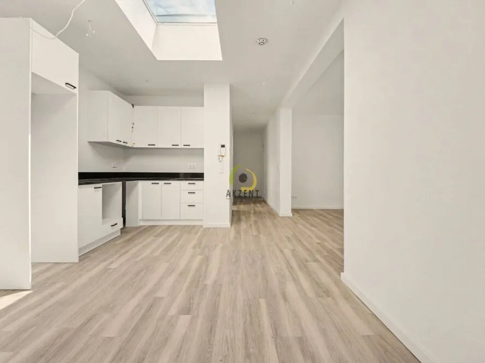 Erstbezug - Stilvolle 2-Zimmer-Neubauwohnung mit Balkon, EBK & Möblierung - Direkt am S-Bahnhof