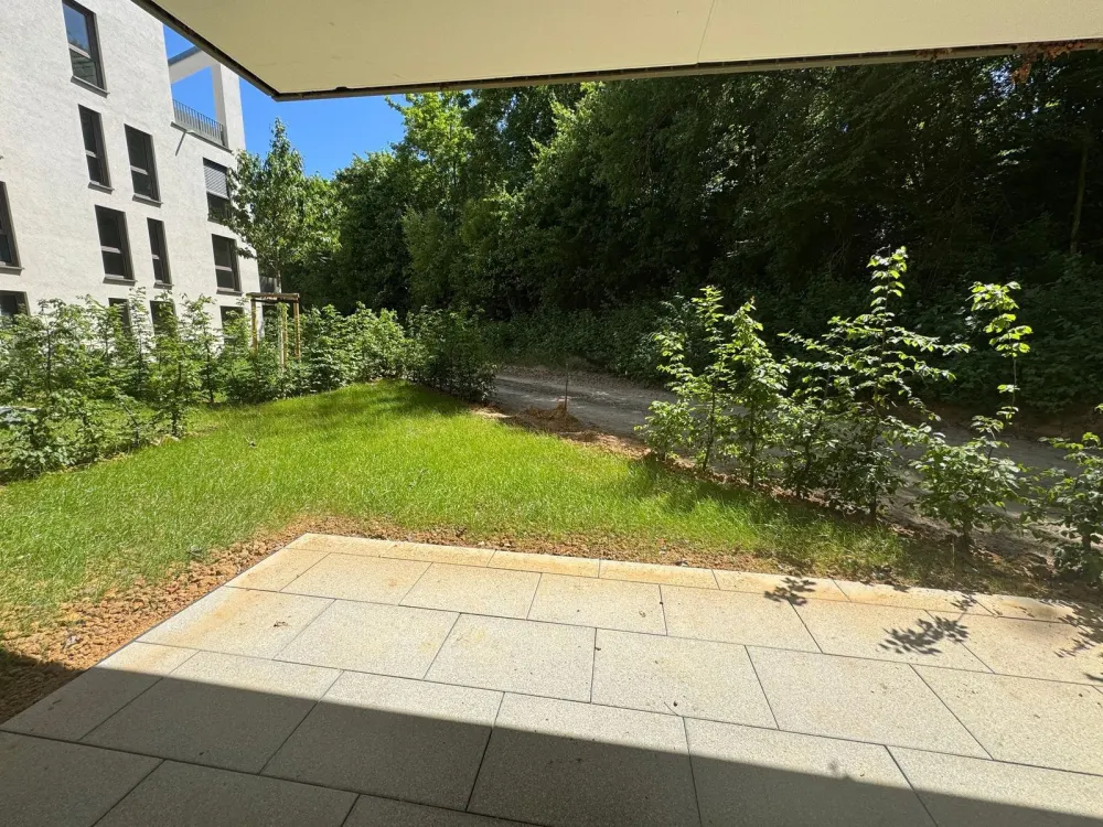 Moderne 3-Zimmer-Wohnung mit Terrasse und Garten