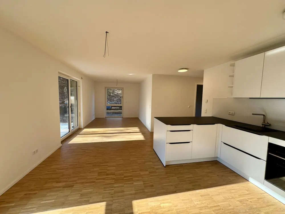 Moderne 3-Zimmer-Wohnung mit Terrasse und Garten