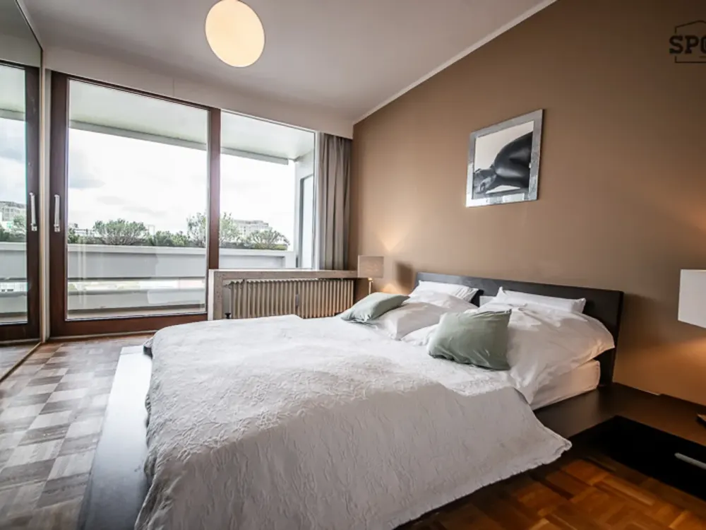 MÖBLIERT: 4 Zimmer Wohnung mit Blick über München