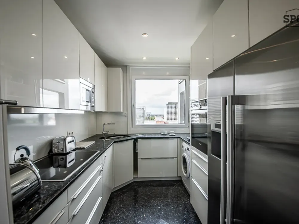 MÖBLIERT: 4 Zimmer Wohnung mit Blick über München