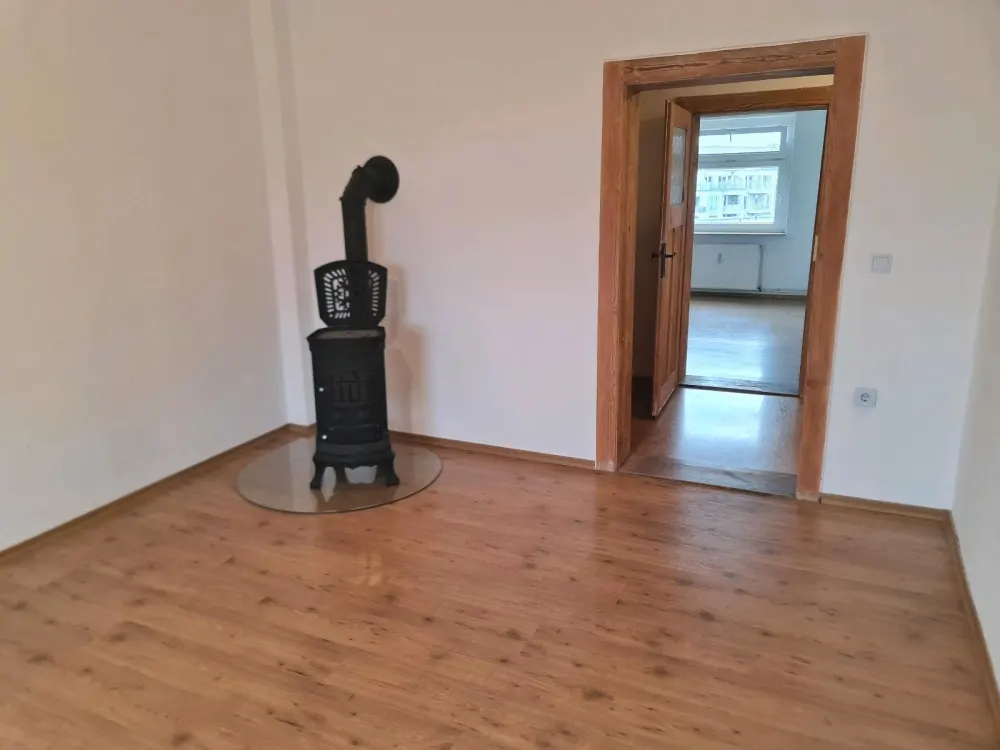 Schöne 2 Ziwg., ruhig und hell mit Kamin und EBK
