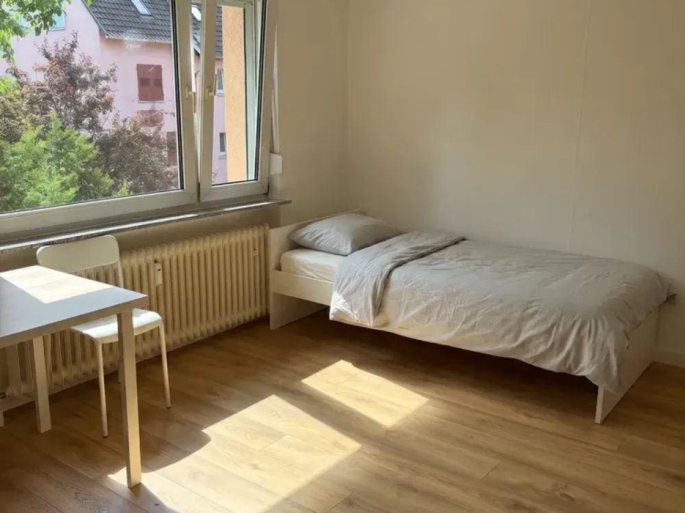 Möblierte, renovierte 2-Zimmer-Wohnung mit 2 Schlafzimmern inkl. Wifi
