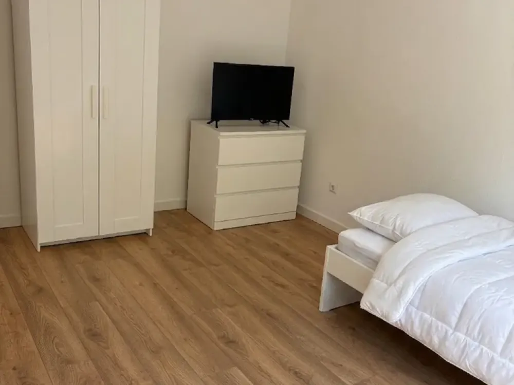 Möblierte, renovierte 2-Zimmer-Wohnung mit 2 Schlafzimmern inkl. Wifi