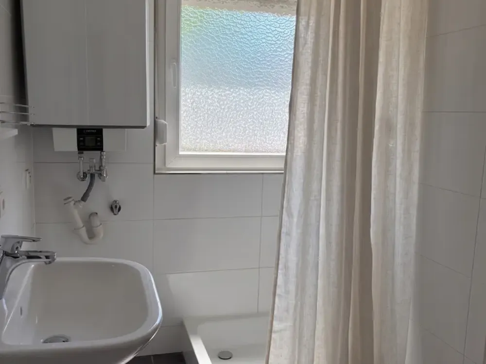 Möblierte, renovierte 2-Zimmer-Wohnung mit 2 Schlafzimmern inkl. Wifi