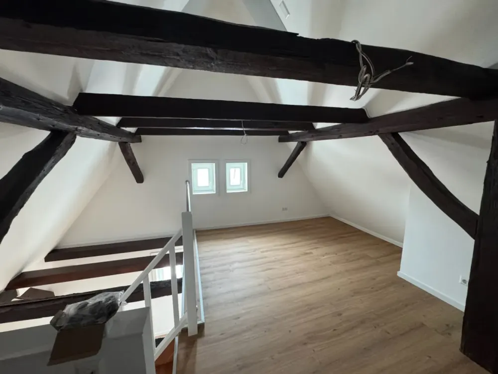 Erstbezug: Maisonette mit Balkon und Weitsicht (1. und 2. DG) im Kulturdenkmal