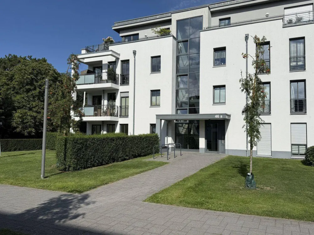 Only 100 m from the sea - Stylish 3-room apartment with branded fitted kitchen and underground parking space