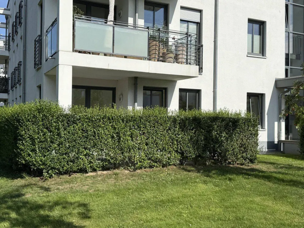 Only 100 m from the sea - Stylish 3-room apartment with branded fitted kitchen and underground parking space