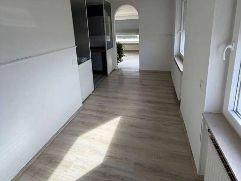 Die Immobilie befindet sich in einer ruhigen Gegend von Saarbrücken. Zu Fuß erreichen Sie mehrere Ärzte, Café, Restaurant, Bäckerei und einen Diskount