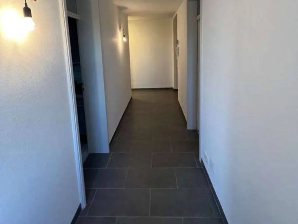 Die Immobilie befindet sich in einer ruhigen Gegend von Saarbrücken. Zu Fuß erreichen Sie mehrere Ärzte, Café, Restaurant, Bäckerei und einen Diskount
