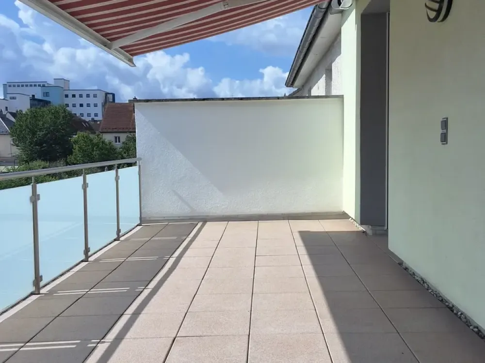 Large 3-Room Maisonette Apartment with Balcony and Fitted Kitchen