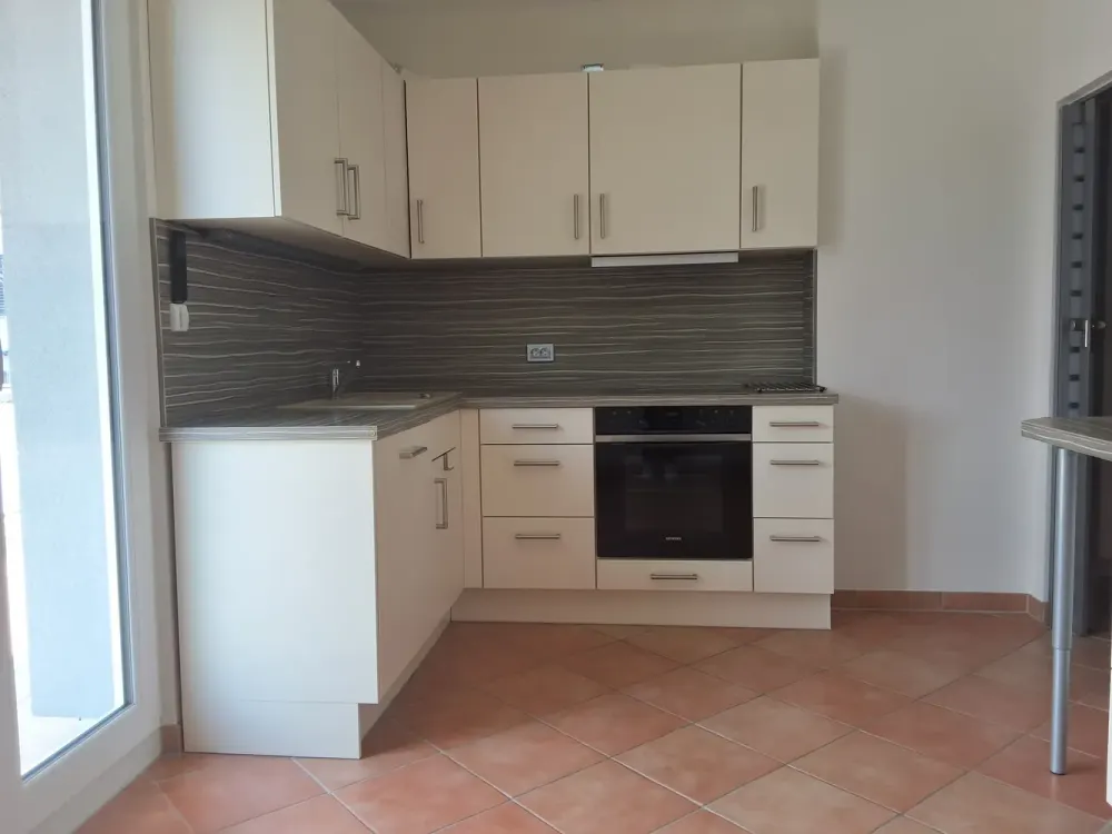 Large 3-Room Maisonette Apartment with Balcony and Fitted Kitchen