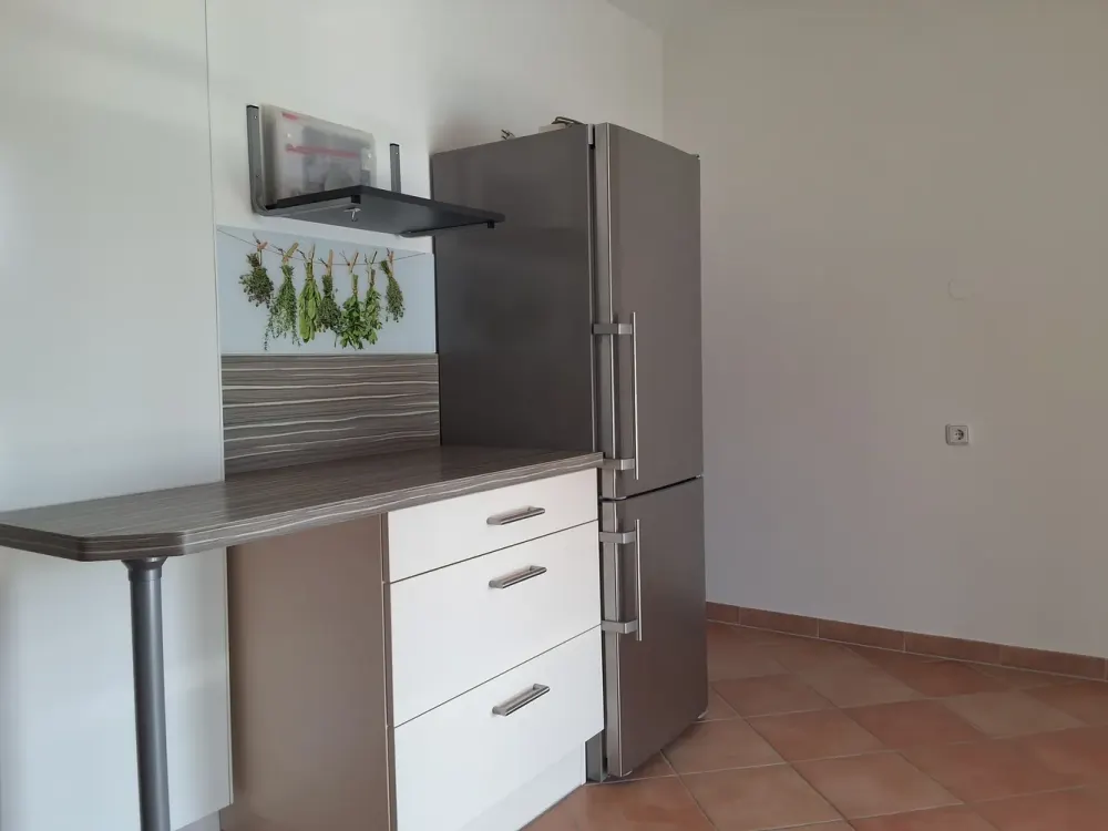 Large 3-Room Maisonette Apartment with Balcony and Fitted Kitchen