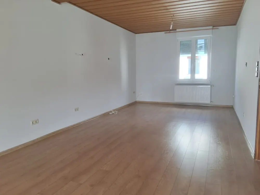 Large 3-Room Maisonette Apartment with Balcony and Fitted Kitchen