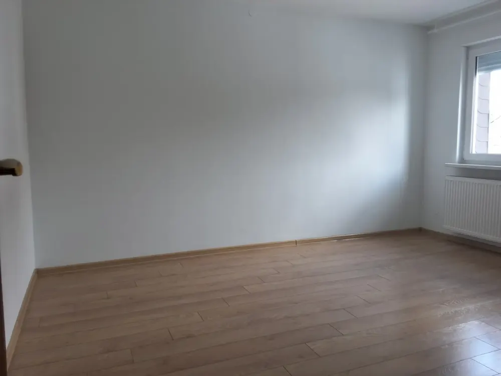 Large 3-Room Maisonette Apartment with Balcony and Fitted Kitchen