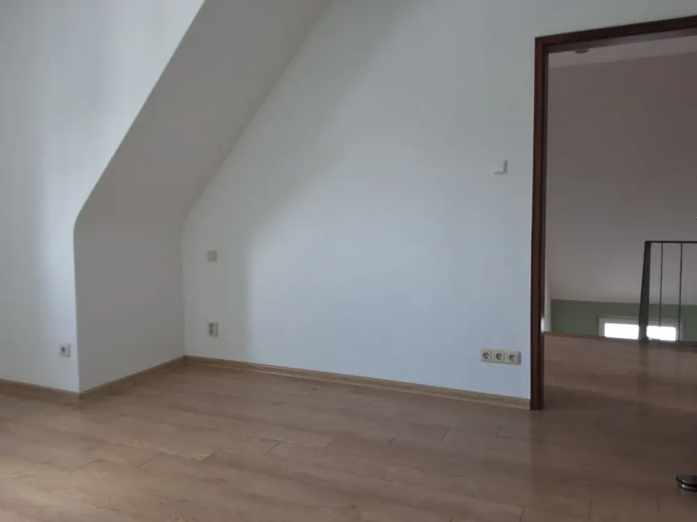 Large 3-Room Maisonette Apartment with Balcony and Fitted Kitchen