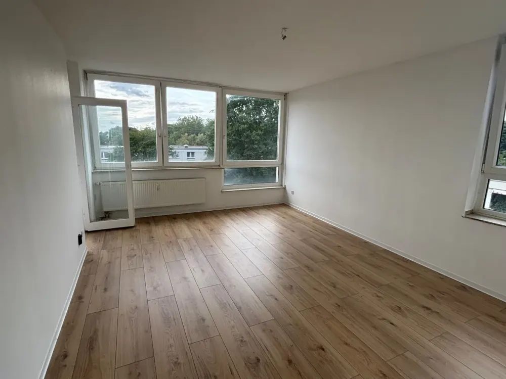 Frisch renovierte 3 Zimmer Wohnung mit Gäste WC und Balkon!
