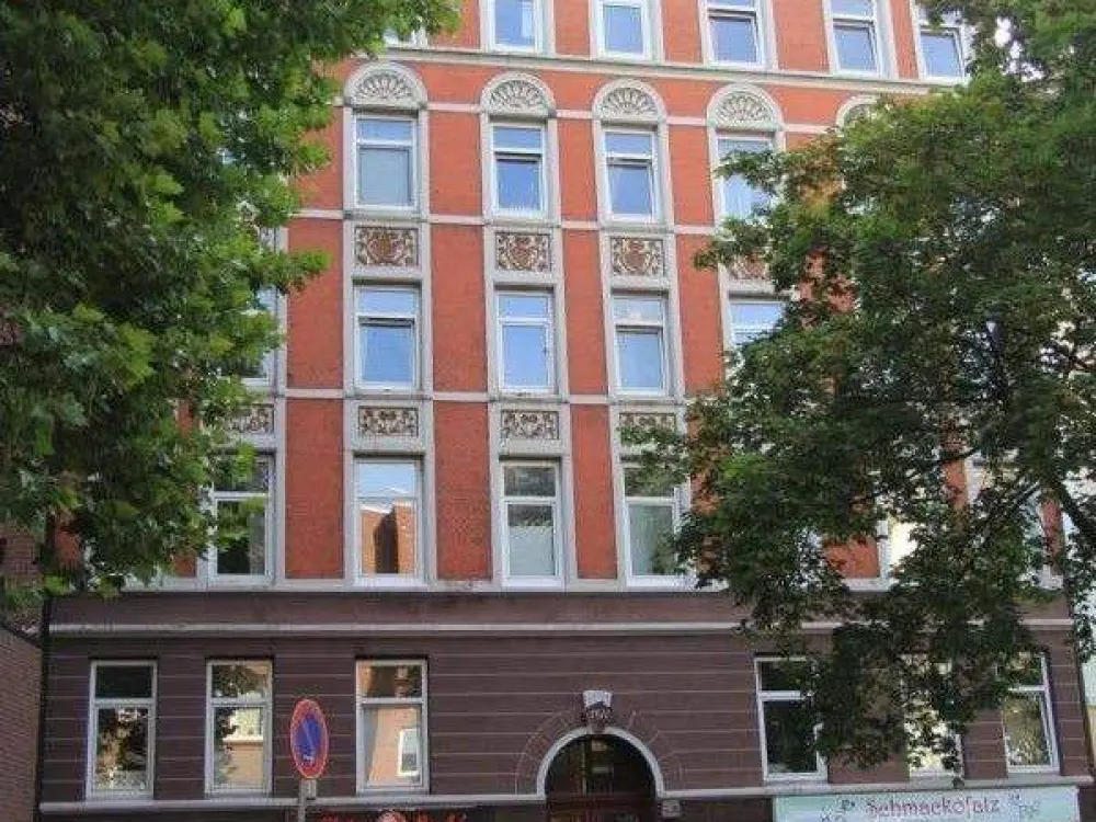 Winterhude: 2-Zi-Altbau mit Balkon, ideal als Wohnbüro, Praxis, Atelier
