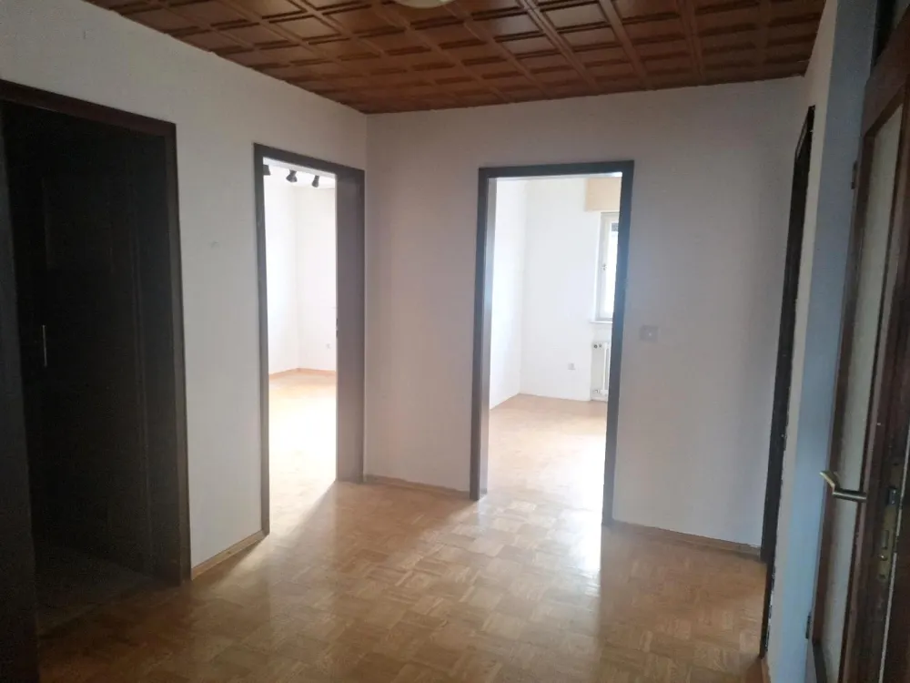 4zimmer OG Wohnung mit Balkon 98qm KM 1050euro zzgl NK