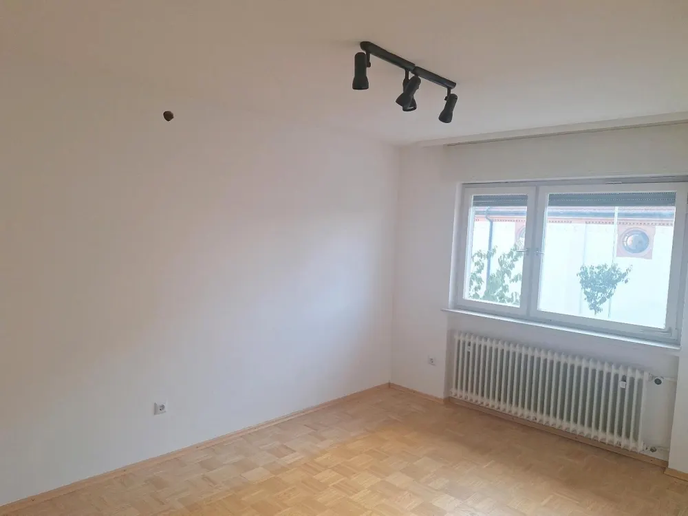 4zimmer OG Wohnung mit Balkon 98qm KM 1050euro zzgl NK